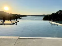 Waterfront family home on Smith Lake - プール