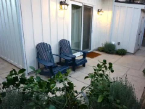 Blue Door Bungalow. Hotels in Montecito