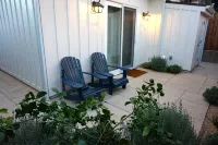 Blue Door Bungalow. Hotels in 