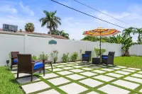 Glam's Guest House in Palm Beach Gardens Hotels near Phenix Salon Suites