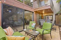 Family friendly condo, bright and beachy, walk to the beach! AC, pool, hot tub! - 4-Star