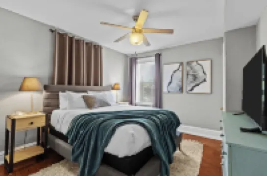 Family Friendly , Fully Renovated 3BR Luxury Home. Centrally located in St.Louis โรงแรมใน