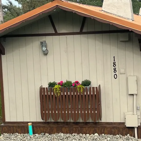 Cabin By The Lake centrally located, full kitchen, washer & dryer