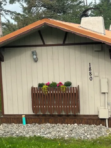 Cabin By The Lake centrally located, full kitchen, washer & dryer