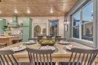 VIEWS/ Heated Pool/ Hot tub/ 15 min to Attractions