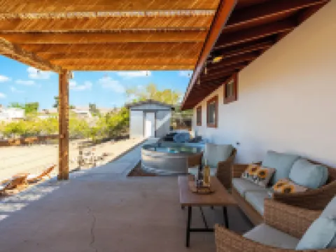 Desert Ruby: Stargaze, Spacious, Hot Tub, Fire pit, Fenced, Pet Friendly Hotels in Yucca Valley