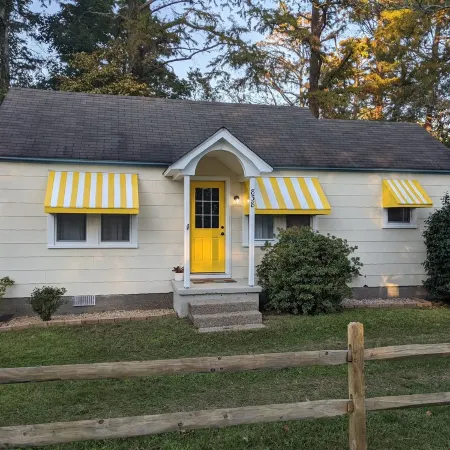 Adorable 1 Bd Cottage for a Fun Couple's Getaway, Central Location, Dog Friendly