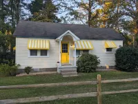 Adorable 1 Bd Cottage for a Fun Couple's Getaway, Central Location, Dog Friendly