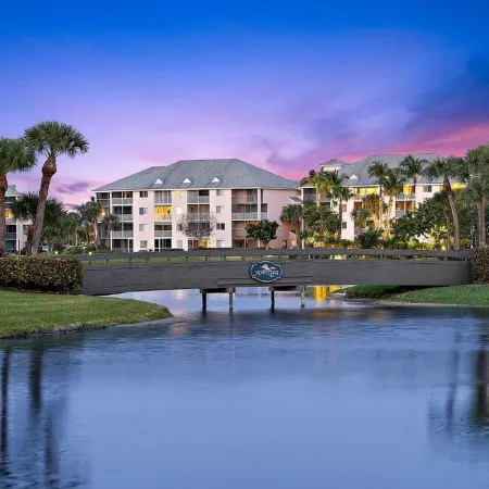 POSHPADZ -Villa Koalua Walk to Jupiter Beach-Prime Lake Views-Resort Setting