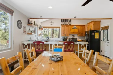 Green Elk Retreat Cabin, Cozy Cabin - large side yard with wildlife Отели в г. Пайн