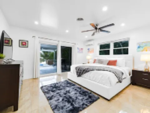 4BR/3BA Miami Welcoming Waterfront Wonder w/ Pool! Hotels in Ojus