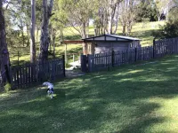 Cabin amongst the trees. Near to beaches and shops. Dog and horse friendly Hotels in der Nähe von Moruya Museum