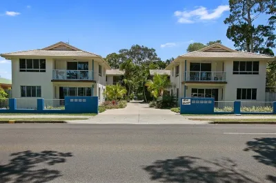 Exceptional modern three bedroom townhouse with water on both sides. Hotels near Barnacles