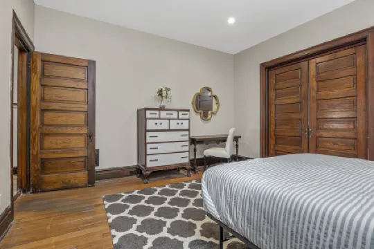 Historic Cozy Forest Park Home @ Perfect Family Getaway near Downtown Отели рядом с достопримечательностью «Парк Клифтон Хайтс»