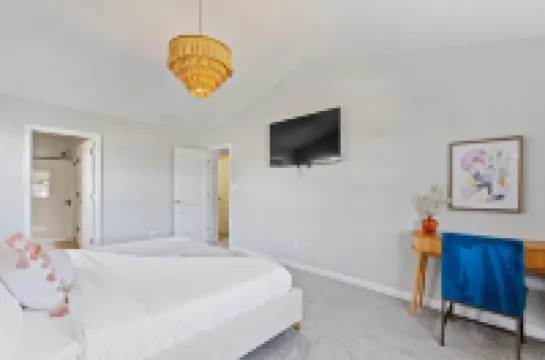 Dwntown Westfield Gem: Sleeps 17 with 6-Car Parking