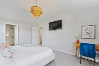 Dwntown Westfield Gem: Sleeps 17 with 6-Car Parking