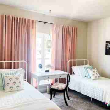 Cheerful spacious home-5 min to Bruce's Field/Downtown Rooms