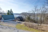 Charming 4-bedroom cabin overlooking Table Rock Lake