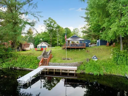 The quintessential lakeside cabin. Tradition meets today. Family, friends, pets! Отели в г. Форестпорт
