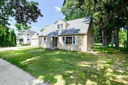 Look out at the treetops at the cozy Paoli Nest. Near Epic Systems and Madison. Отели в г. Верона