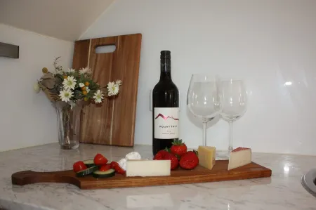 Hideaway apartment in bustling beachside suburb, short walk to city attractions Отели в г. Бар Бич