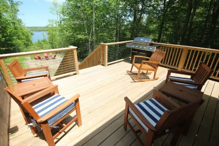 the Cape Lookout at Shore Haven,  4 bedrooms, 2 baths, sleeps 8, maybe 9 Отели рядом с достопримечательностью «Маунт-Дезерт»