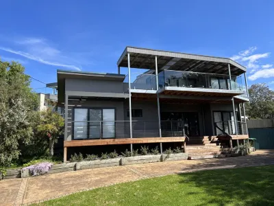 Bayorama - Water views  & close to Shops and Bay Beach
