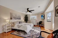 Stylish 3/2 Home • Boat Slip • Lake Access • Lake View! King Beds • Central Loc