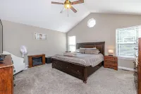 It's a Gem ! Comfy Hideaway for R & R ~ King Bed !