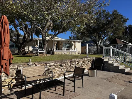 Cozy 3 Bedroom Lake House with boat dock/patio on deep water.