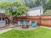 Beautiful home, quiet neighborhood w hot tub. Close to shopping, beach & trails. Hotels in Park Township
