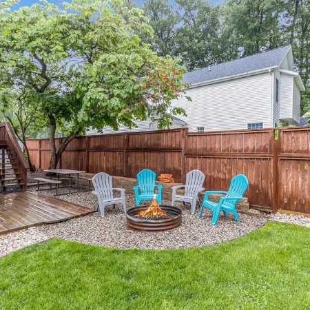 Beautiful home, quiet neighborhood w hot tub. Close to shopping, beach & trails.