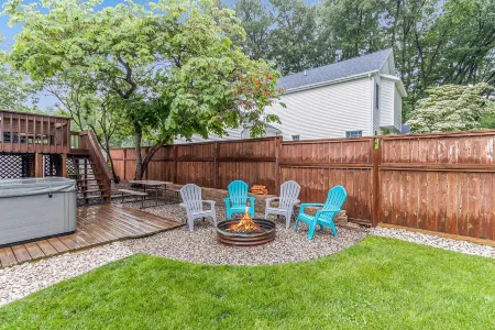 Beautiful home, quiet neighborhood w hot tub. Close to shopping, beach & trails.