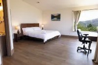 Shasta Lake Beautiful House w/ Hot Tub, BBQ, Ping Pong & Foosball Table Hotels in Bella Vista