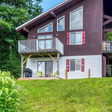 Panoramic White Mountain Views from a Cozy, Modern Retreat.
