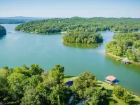 Gordon's Grandview Lakehouse beautiful year round in every season. Hotels in Roane County