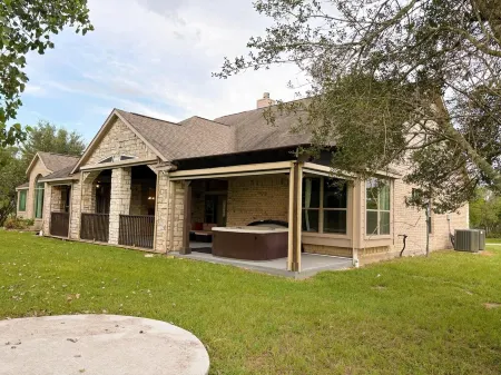 Countryside Serene Sunset Ranch: 50-acre luxury retreat, Hot tub, sleeps 10!