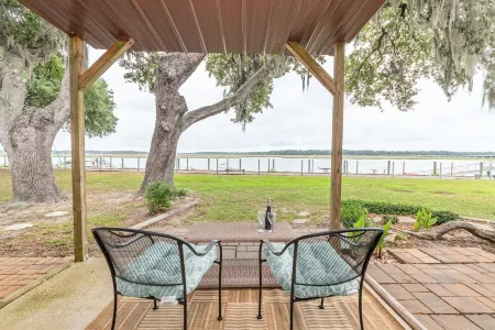 Charming Coastal Casa on Beaufort's Battery Creek Отели рядом с достопримечательностью «Парк Лайв Окс»