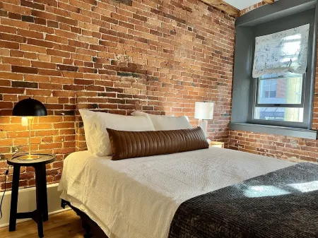 Lovely 1-bedroom in downtown Portsmouth steps to everything! Отели рядом с достопримечательностью «St. John's Episcopal Church»