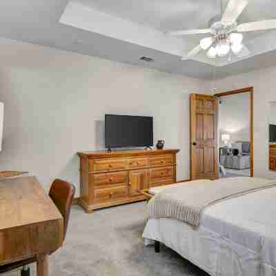 Beautiful Home with Amazing Back Patio. 3Br / 2BTH - Sleeps 8. Rooms