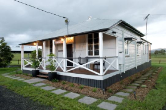 Recently renovated cottage, enjoy a bath with a view