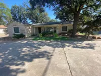 Home in Medical District. Near TTU & Downtown. Backyard oasis w lots of parking! 德克薩斯理工大學附近的飯店