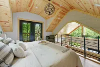 Experience Elevated Living: Upscale Treehouse Cabin in Hocking Hills on 20 acres