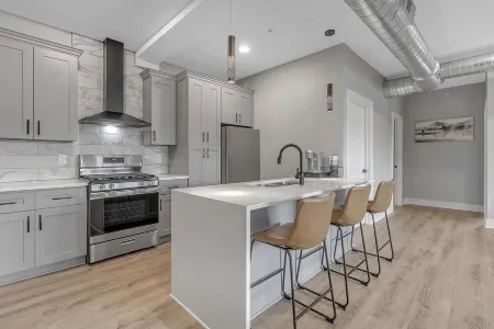 Come stay with us at our Ultra Modern Loft Apartments @ Cornerstone Plaza !!! Отели в г. Ланкастер