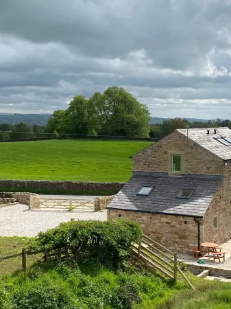 Beautiful, recently renovated barn in the heart of the Ribble Valley. Отели рядом с достопримечательностью «Clitheroe Castle»