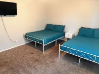 Full suburban home 30 mins from downtown Chicago! Hotel dekat Covenant Church