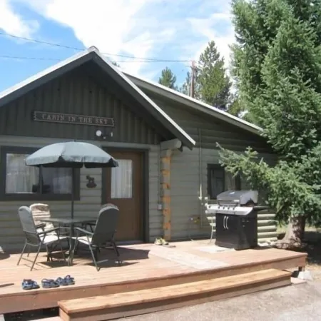 Cozy Cabin Just Minutes from Yellowstone. Book Now for Your Summer Stay!