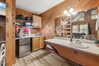 Bear Paw Cottage #2 Queen; Cozy! Adorable!  Pet Friendly! 4 Miles to Helen!