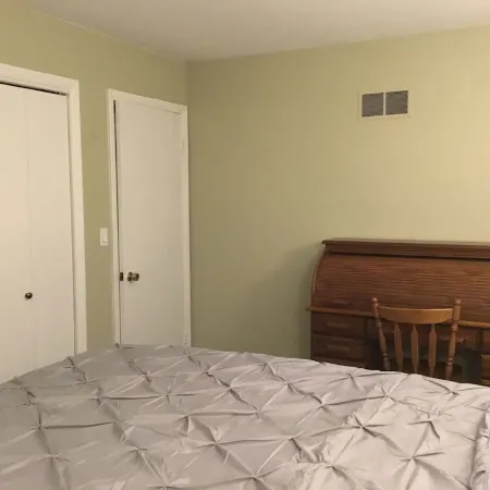 House-tel in Chicago-burb: 3 bedrooms and 2 full baths
