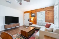 1940s Cottage - Walking Distance!